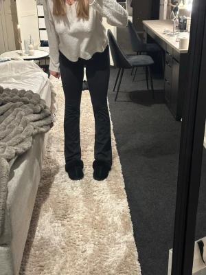Svarta utsvängda träningsbyxor  - Jag säljer ett par utsvängda träningsbyxor i bra skick. De är bekväma, stretchiga och sitter snyggt med utsvängda ben som ger en trendig look. Passar perfekt både till träning och vardag. Använda men väl omhändertagna. Hör av dig vid intresse!