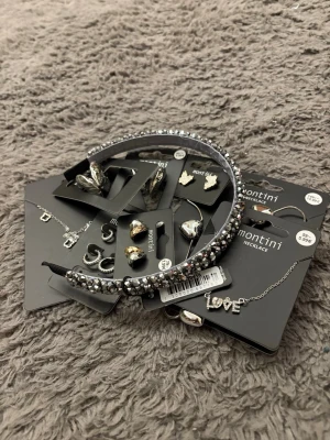 Silver smycken - Säljer alla dessa silver smycken för 399kr. Det är 1 diadem, 3 halsband och 5 par örhängen med ett värde på 820 kr. Alla är oanvända med prislapp kvar. Skriv vid frågor eller prisförhandling!