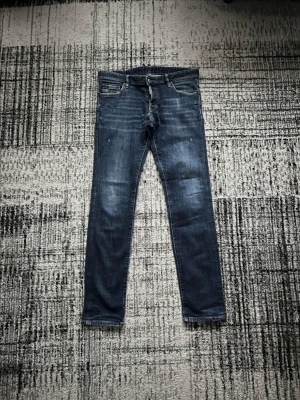 Dsquared2 Jeans - |DSQUARED2 Jeans| | Storlek: 50 IT (34-35 EU)  | Skick: 9,75/10| Medföljer: inget| Frågor eller funderingar tveka inte på att höra av dig!