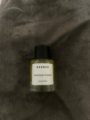 Essnce Chocolat Chaud parfym - Säljer min Chocolat Chaud parfym från Essnce. Den är använd väldigt få gånger, se bild 3. Som helt ny. 50ml