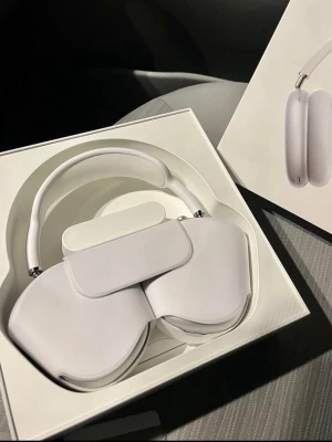 AirPods Max - Silver - Säljer ett par AirPods Max i silver. ✔️ Bra skick ✔️ Originalfodral ingår ✔️ Fantastiskt ljud och brusreducering Perfekta för både musik och samtal. Skicka vid snabb affär 📦
