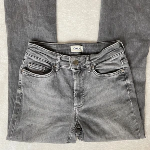 Gråa bootcut jeans - Säljer ett par gråa bootcut jeans från only. Det finns ett stort coolt hål på ena benet fram till! 😊Finns inga tecken på andvändning 💗Skriv vid intresse!!