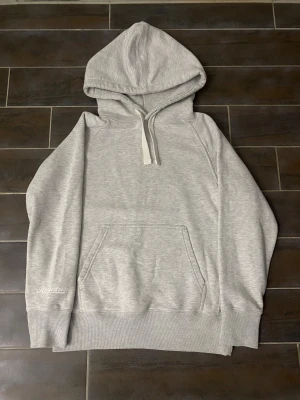 Russemerch hoodie - Tjenare säljer nu min russemerch hoodie som är knappt använd. Den är som ny och jätte bekväm och fin. Den har inga fläckar eller defekter.