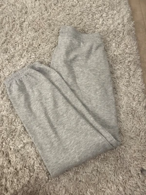Grå mjukisbyxor - Säljer ett par grå mjukisbyxor med  muddar vid bensluten. Byxorna är i storlek L, jag har använt dem ungefär 10 gånger! 
