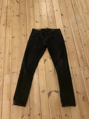 Dondup George  - Säljer nu dessa dondup jeans i storlek 33 men passar som storlek 31! Modellen är george (slim fit)! Skicket är väldigt bra förutom snus märket på bakfickan!! Hör av dig vid frågor eller funderingar!