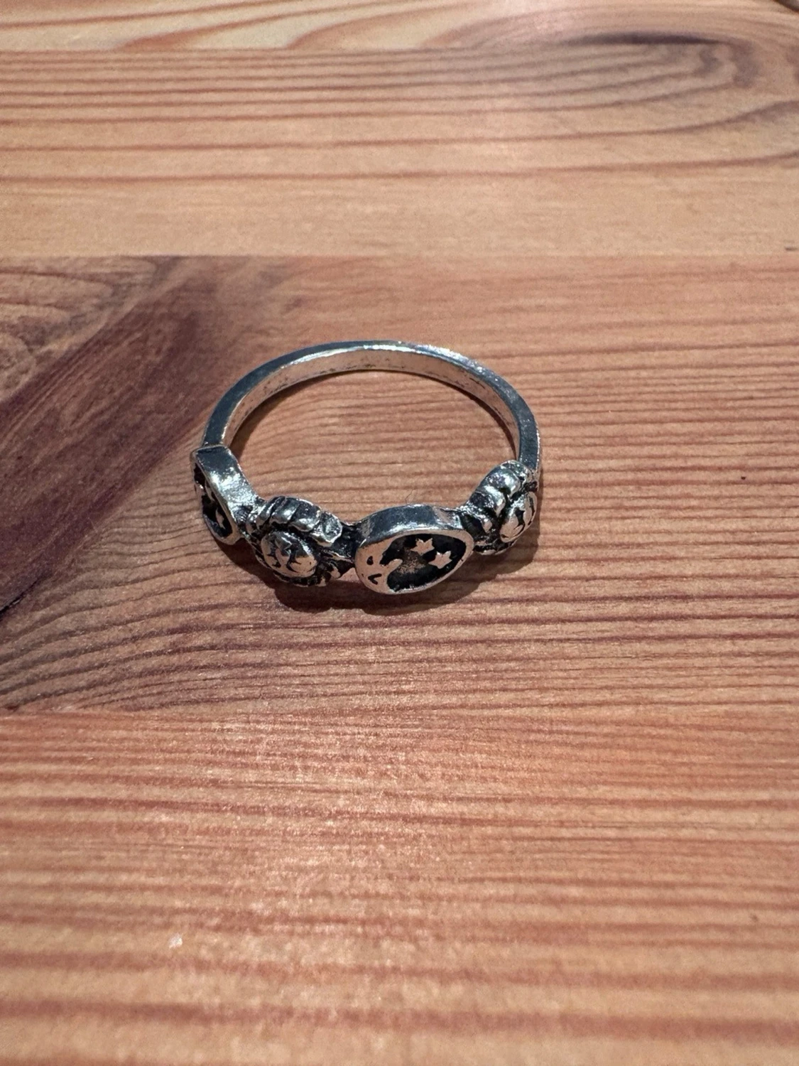 silverfärgat metall med detaljerade mönster, - 1