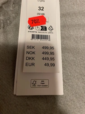 Ljusgrå low straight jeans från Gina Tricot - Snygga grå jeans från Gina Tricot i modellen low straight. Klassisk femficksdesign med raka ben och låg midja. Jeansen är tillverkade i bomull och har en stilren look som passar till sneakers eller boots. Helt nya aldrig använt eftersom dom var för små. Original pris är 500 fick dom på black friday för 70 så säljer om dom för 350kr.