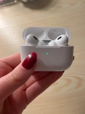 AirPods Pro (2nd generation) med MagSafe-laddningsetui (USB-C) - Säljer ett par AirPods Pro (2nd gen) med MagSafe-laddningsetui (USB-C). Den högra airpoden har ev slutat att producera ljud men ljudet kan komma tillbaka. Annars funkar airpodsen bra. Airpodsen har fortfarande en hällande garanti tills okt 2026, så problemet kan förmodligen åtgärdas. Laddare ingår