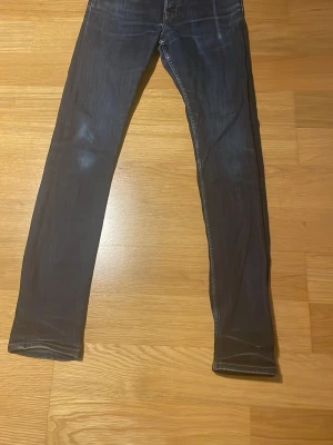 Crocker  - Säljer ett par mörkblå Crocker  Tapered jeans i storlek 29/32. Klassisk femficksmodell med snygga slitningar och kontrastsömmar. Jeansen har en smalare passform nedtill och är tillverkade i slitstarkt denimtyg.