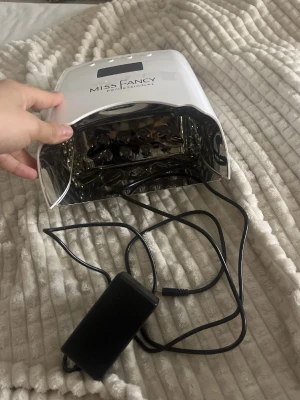Miss Fancy UV-lampa för naglar - Endast en lampa kvar! Nypris 1399 kr mitt pris 800. Lamporna är köpta i somras o inte så använda. Lampan laddas och kan användas utan sladd. Precis som nya och vill bara bli av med de så snabbt så möjligt💕