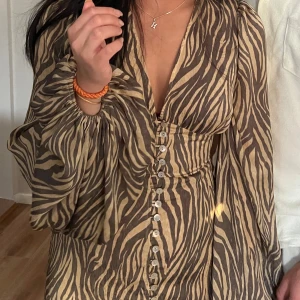 Adoore Positano zebra XS - Adoore klänning i modellen Positano, storlek XS. I mycket fint skick utan defekter eller andra anmärkningar! 