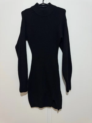 Svart klänning  - Svart stickad klänning i stl XS ”passar även S” från H&M. Klänningen är i väldigt bra skick och säljs för 100 kr