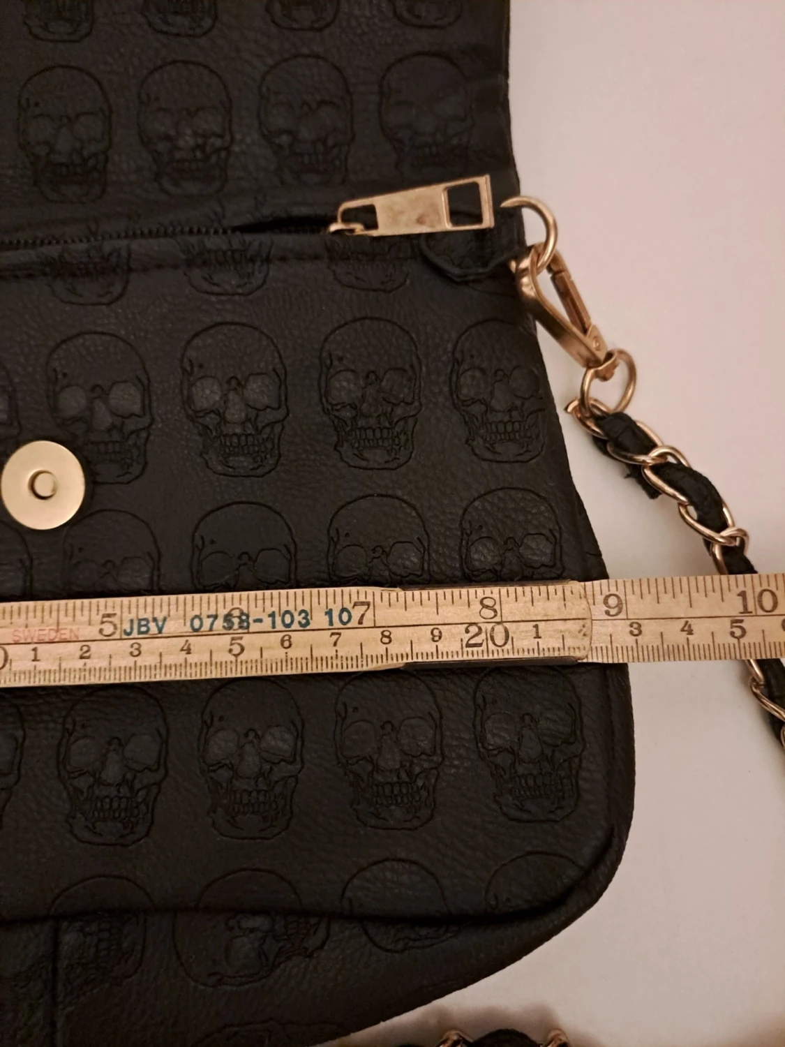 Svart axelväska med döskallemönster - 4