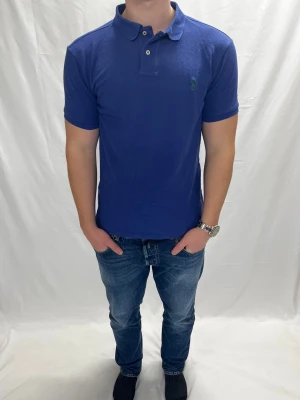 Ralph Lauren Pike tröja blå - Skick 9/10 syns på bild / storlek L slim fit men passar även M / Modellen är 183 cm / vid frågor eller intresse är det bara att höra av sig!