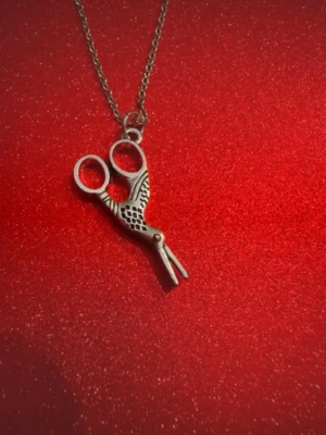 Silverhalsband cool sax - Säljer smycken som skapats som hobby av mig och dottern.   Halskedjan är ca 45-50cm  Bilder på berlock kan vara missvisande så är det viktigt så fråga gärna om mått 🌹  Smycken är inte av äkta guld/silver .   Inga bud godtas då priserna är så billiga❤️