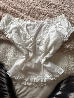 Vit blus! - En vit blus som aldrig har varit använd, en dragkedja på sidan av tröjan för bättre passform och passar skit snygg året om!