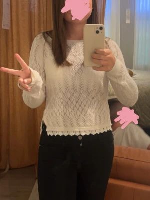 Beige tröja med spets - Säljer en vit tröja från H&M L.O.G.G. med snyggt hålmönster och spetskant längst ner.  Passar både till jeans och kjol, superfin till vardags! Är i strl 146/152 men passar mig som är 161, men då är den för liten! 🩷🩷.  ‼️finns ett superlitet hål under kragen men de är absolut inget man tänker på!!
