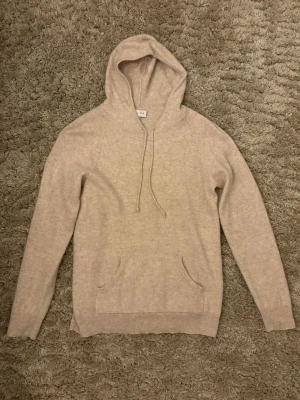 Kashmir Luvtröja S - Till salu! En ritkigt snygg Kashmir luvtröja från Davida. Beige färg och mjukt material perfekt för kallt väder eller en kallare sommar kväll. Säljs i storlek S. Riktigt bra skick och tveka inte att skriva frågor eller andra funderingar vid intresse av att köpa! 