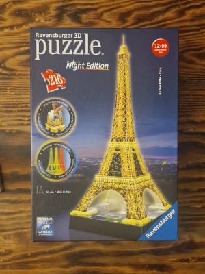 Ravensburger 3D Puzzle Night Edition - La Tour Eiffel, Paris - Bygg din egen lysande Eiffeltorns-modell med detta 3D-pussel! Med 216 stabila plastbitar och LED-belysning får du en unik nattupplevelse. Passar från 12 år och uppåt. Komplett men batterier ingår ej.
