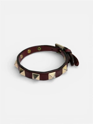 Vinröd Valentino Armband - Valentono armband no size. Säljs billigt pga slitage vid slutändan på armbandet. Går att fixa det genom ex lim etc.  men ingenting som syns när man har på sig armbandet.