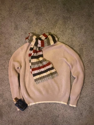 Beige stickad tröja Maison Margiela ”Waffle knit” - Säljer en beige stickad tröja från Maison Margiela i storlek S. För frågor om mått osv skriv privat🙂.