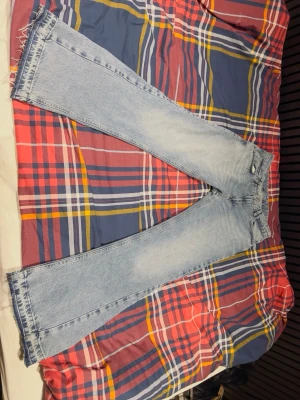 Flared jeans zara  - Säljer ett par ljusblå jeans från Zara med raka ben och fransade benslut. Klassisk femficksmodell med normal passform och midwaist. Jeansen är tillverkade i bomull och har en snygg tvättad look som ger en chill vibe. Helt nya användet en gång