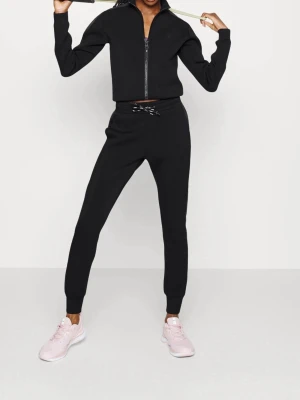 Guess - Säljer ett sett från guess,använd vid flera tillfällen.Köpt på Zalando för 2000kr