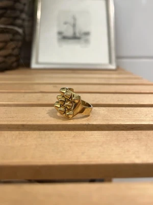 Edblad ring - Här har vi en sprillans ny guldig ring från Edblad, Skick 10/10 ✅. Nypris 400, mitt pris 220. Skickar inom 24h ⏰. Priset är inte hugget i sten, så om du har prisförslag eller något annat som du undrar över är det bara att höra av sig.