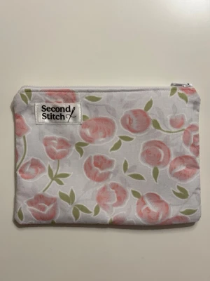 Handgjord necessär av second hand tyger - En handgjord necessär utav second hand tyger. Unik, hållbar och perfekt för att samla alla dina vardagsfavoriter i väskan. Fodrad och stängs med dragkedja. Endast ett unikt exemplar.                  Instagram: secondstitch.bymatilda 💕