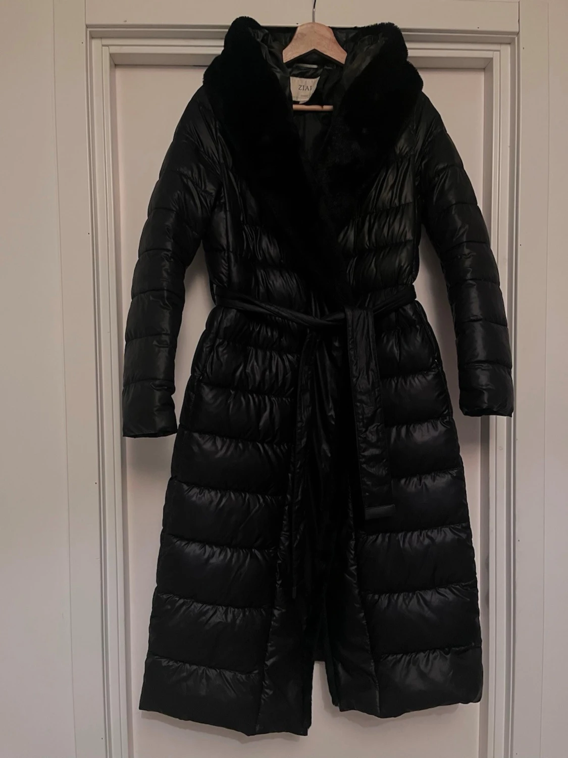 Svart lång pufferjacka från ZIAI - 1