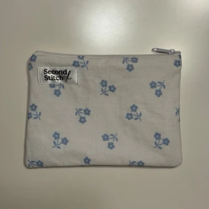 Handgjord necessär av second hand tyger - En handgjord necessär utav second hand tyger. Unik, hållbar och perfekt för att samla alla dina vardagsfavoriter i väskan. Fodrad och stängs med dragkedja. Endast ett unikt exemplar.                  Instagram: secondstitch.bymatilda 💕