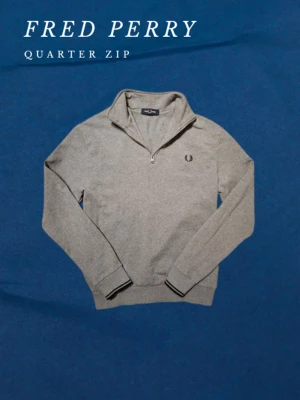  Fred Perry, Quarter zip - Säljer en Quarter zip från Fred Perry i storlek S. Modellen är 173cm, och tröjan passar riktigt bra. En Stilig tröja och ända defekten är ett mycket smått släpp vid armhålan (se bild), vilket ej märks om man inte tittar noga. 