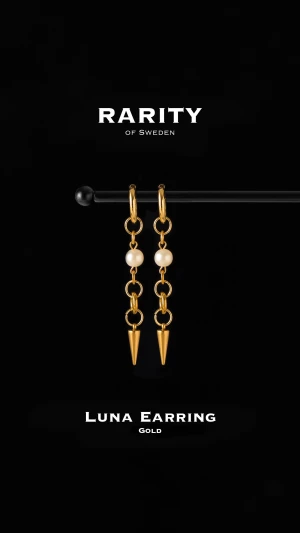 Luna Earring - Gold: Unika örhängen med nitar och pärlor - Otroligt snygga örhängen med nitar och pärlor i rostfritt stål!! Örhängena är i fin guldig färg och passar så bra för att piffa upp en outfit och lägga till en extra detalj🪽Likt alla andra våra smycken tål dessa örhängen vatten och håller sitt glans länge!! Vid frågor eller funderingar - välkommen att skriva till oss🪽