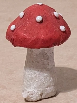 Svampfigur - Bilderna visar en liten svampfigur med röd hatt och vita prickar. Passar som dekoration.