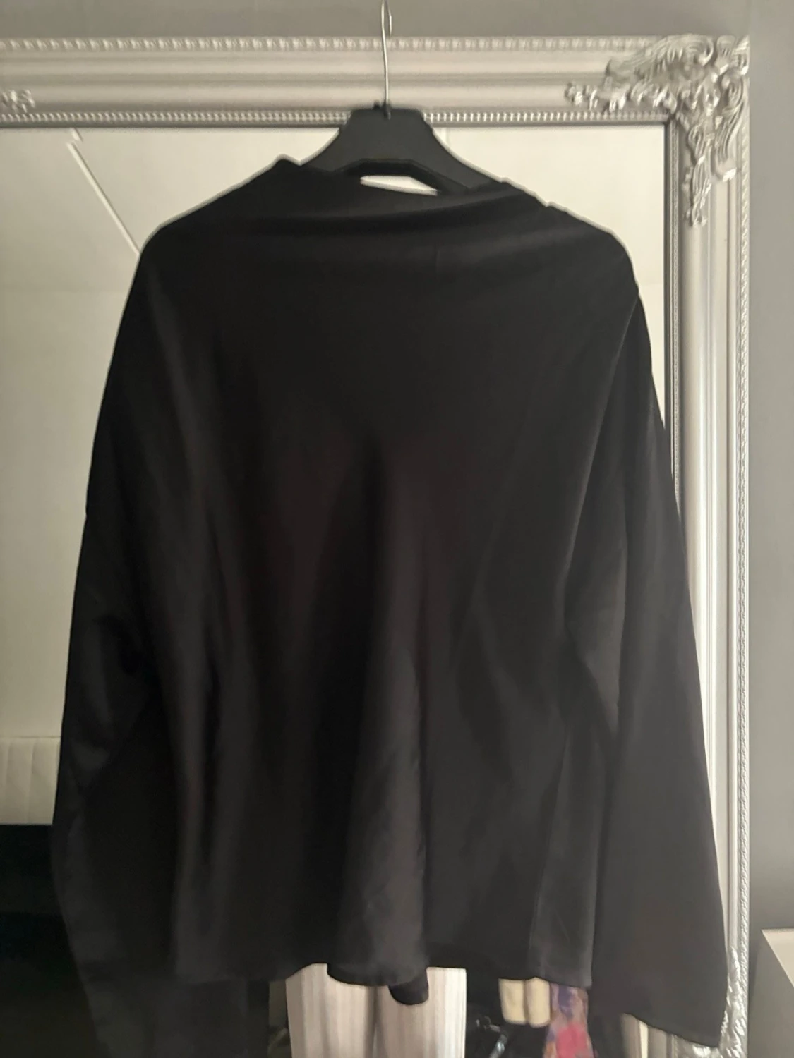 Svart blus i satin-look - 1