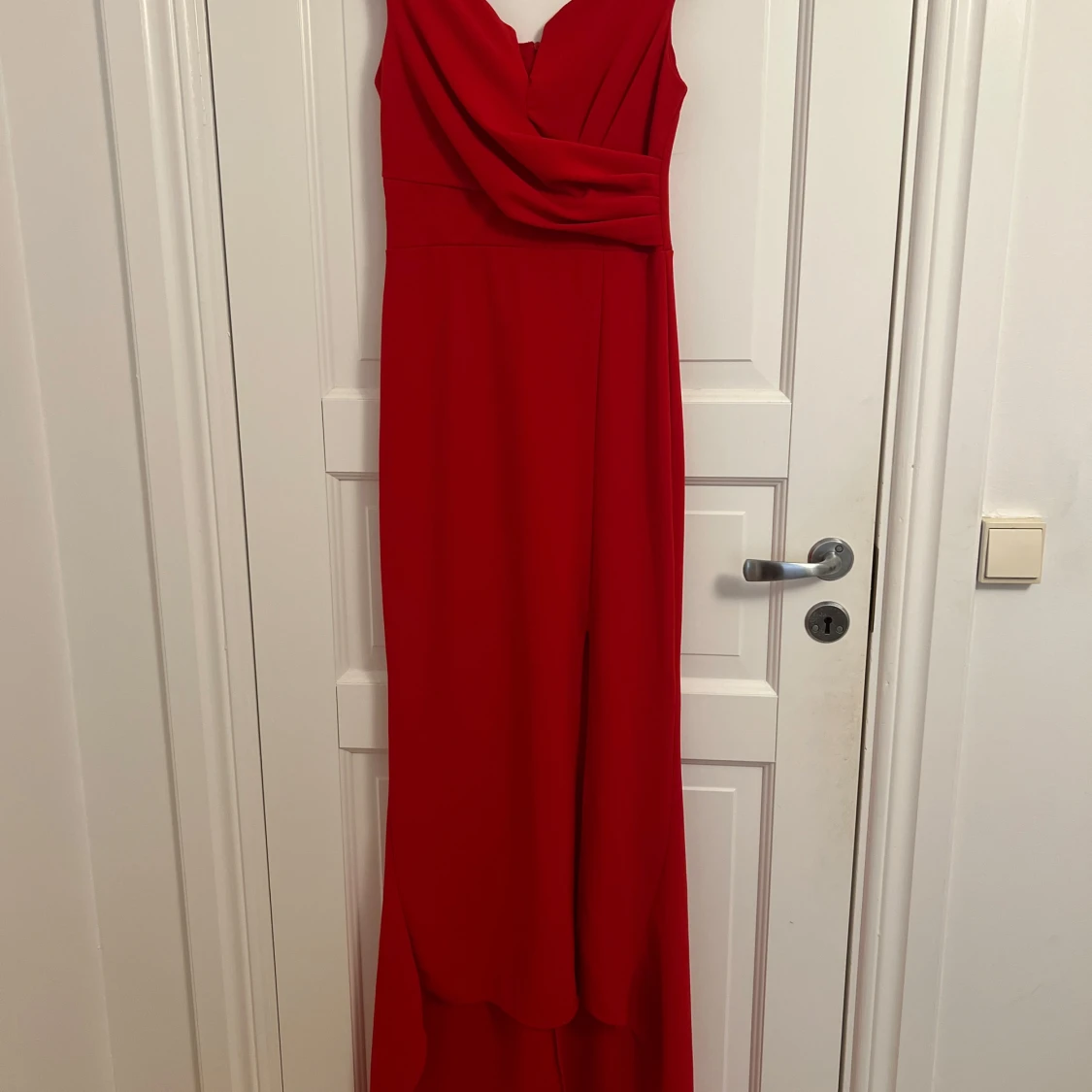 Röd långklänning med omlott och slits - 1