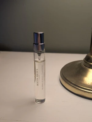 Molton Brown Bluebell & Wild Strawberry parfym - Molton Brown Bluebell & Wild Strawberry Eau de Parfum i travel size är en raffinerad hyllning till vårens sensuella ankomst, skapad för den som uppskattar äkta brittisk parfymkonst. Denna elegant komponerade unisexparfym öppnar med saftiga noter av smultron och björnbär, som sedan utvecklas till ett blommigt hjärta av klockhyacint och tuberos. 