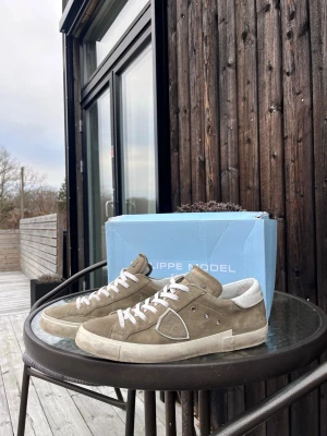 Phillipe model skor  - Hej! Säljer nu mina phillipe model skor i storlek 43 som är för små för mig. Kan sälja dom för 1799 då jag inte kan använda dom pga storleken. Skicket är mycket bra skulle säga 9/10 och jag kan posta samma dag🤩priset är ej hugget i sten😊🙈