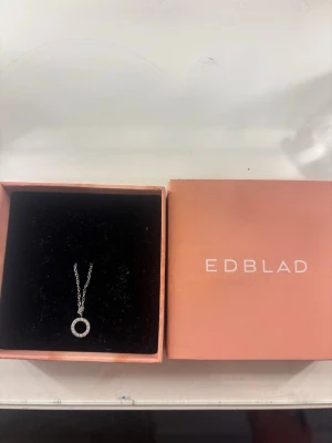 Halvans från Edblad med en glittersilvrig berlock - Halsband från Edblad, skriv för frågor 💗kan sänka pris vid snabb affär