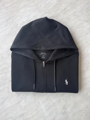 Ralph Lauren zip hoodie - Svart Ralph Lauren zip hoodie, I bra kvalitet storlek (L) för fler bilder eller funderingar är det bara att skriva till mig. 