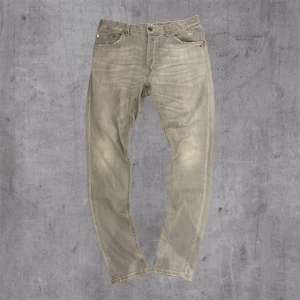 Gråa Dondup jeans  - Dondup jeans 👖  Skick: 10/10✅ Passform: Slim Mått: (se bild) Modellen är 185cm och väger 70kg Skriv vid fler frågor eller funderingar!