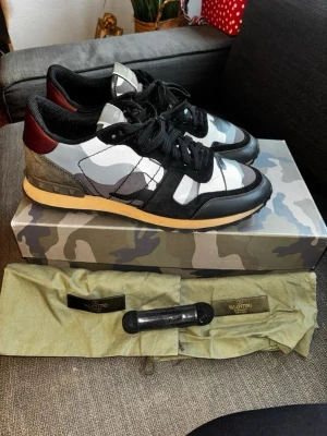 Valentino Rockrunners | 41 - Säljer dessa as snygga valentino rockrunners i storlek 41, skicket är mycket bra | Dustbags, snören box medföljer vid köp!