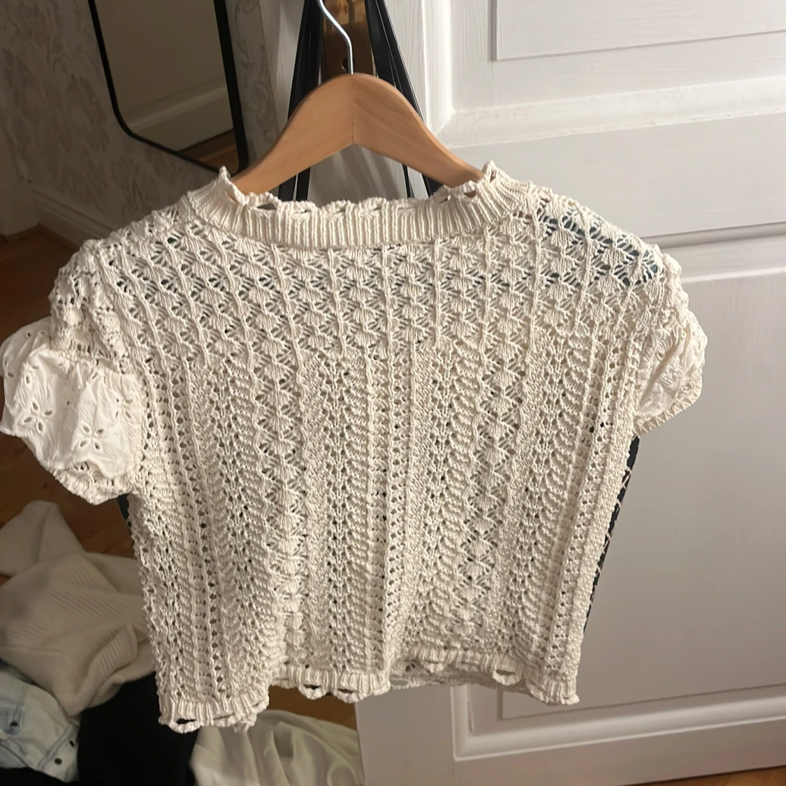 Vit stickad blus med volang från Zara - 4