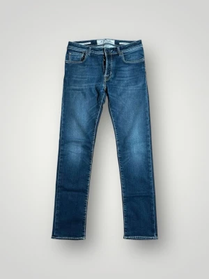 Jacob Cohen jeans - Tja säljer nu dessa riktigt snygga Jacob Cohen jeansen i storlek 32 där nypriset är cirka 5000kr, skick 9/10 vid minsta lilla fundering så är det bara att höra av sig!   Mvh Santén