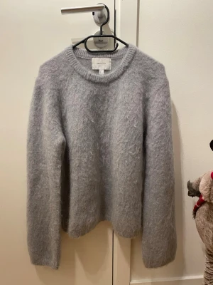 Mohair Tröja  - Superfin och mysig tröja i mohairmix. Vanlig modell, ej oversize. Storlek L men skulle säga mer S/M