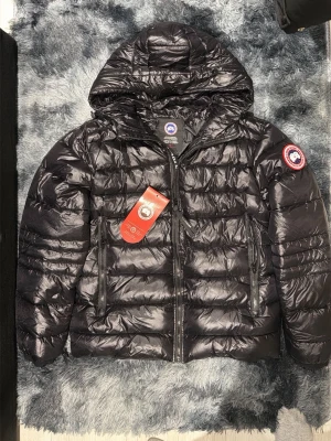 Canada Goose black shiny puffer jacket - Size M. True to size
