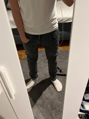 Replay anbass jeans - Säljer du ett par snygga jeans från Replay i modellen anbass  - slim fit passform. Storlek W/28 L/30- de är i bra skick. Är öppen för prisförslag 🙌