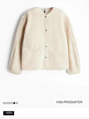 Teddy jacka hm helt ny  - En helt ny teddy jacka jag köpt från hm, i strl L men jag bär strl s igentligen då den är mysigare så, jag köpte den för 200 på rea men orginal pris var 399, inga skdato eller nått sånnt helt som ny har bara bytt stil