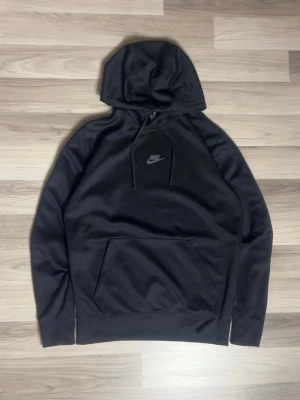 Nike hoodie  - Fet och skön Nike hoodie som kan användas till träning eller vanlig användning. Har använt lite men det märks knappt och är i bra skick!
