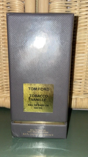 Tom Ford Tobacco Vanille 100ml - Stilren parfym från Tom Ford, Tobacco Vanille 100 ml Eau de Parfum.             Perfekt Julklappstips,                                 Doft av en aning tonkabönor, vanilj, kakao, torkade frukter och söta tränoter(Kopierat från google)                                   Ingredienser: alcohol denat, fragrance (parfum), vatten, linalool, benzyl benzoate, geraniol, limonene, coumarin, citronellol, eugenol, isoeugenol, benzyl alcohol, citral, cinnamal.    Kan mötas upp i stockholm samt frakta!